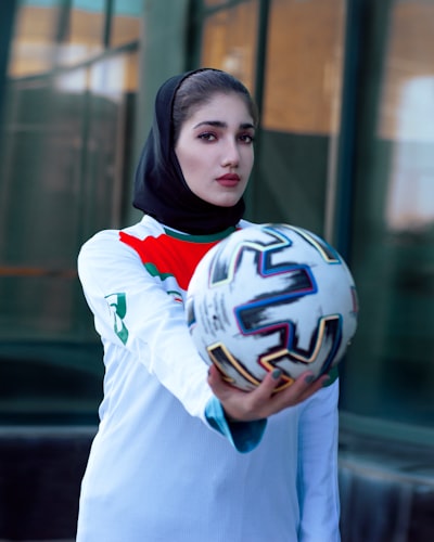 باريسسانجيرمانوالهلالوالنصرعمالقةكرةالقدمفيمواجهةالتحدياتالعالمية